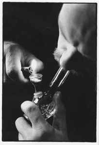 405728 Afbeelding van een man tijdens het roken van crack.